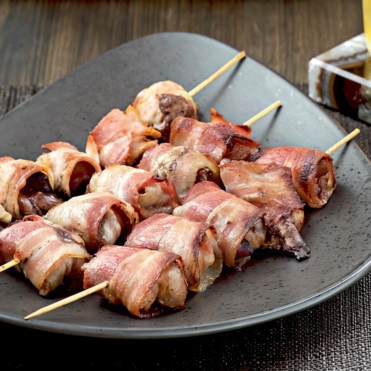 Шашлыки из печенки цесарки в беконе