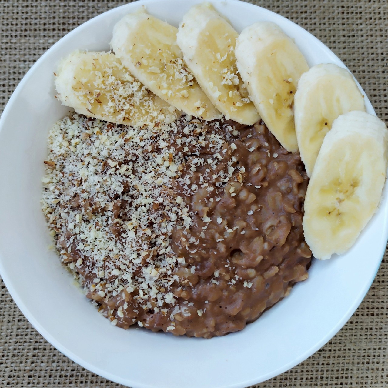 Шоколадная овсянка с бананом и миндалем