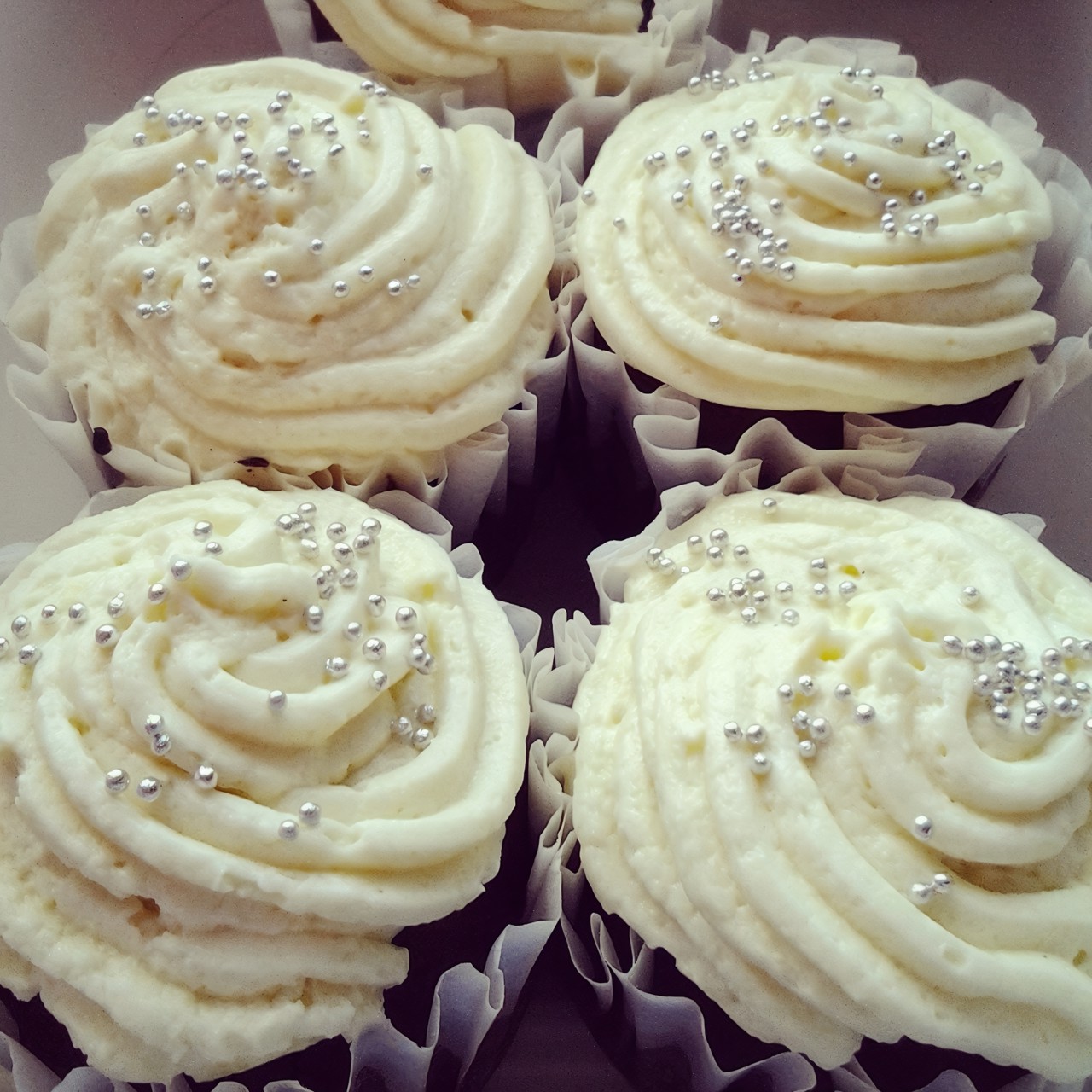 Шоколадные капкейки с ромом и ванильным кремом