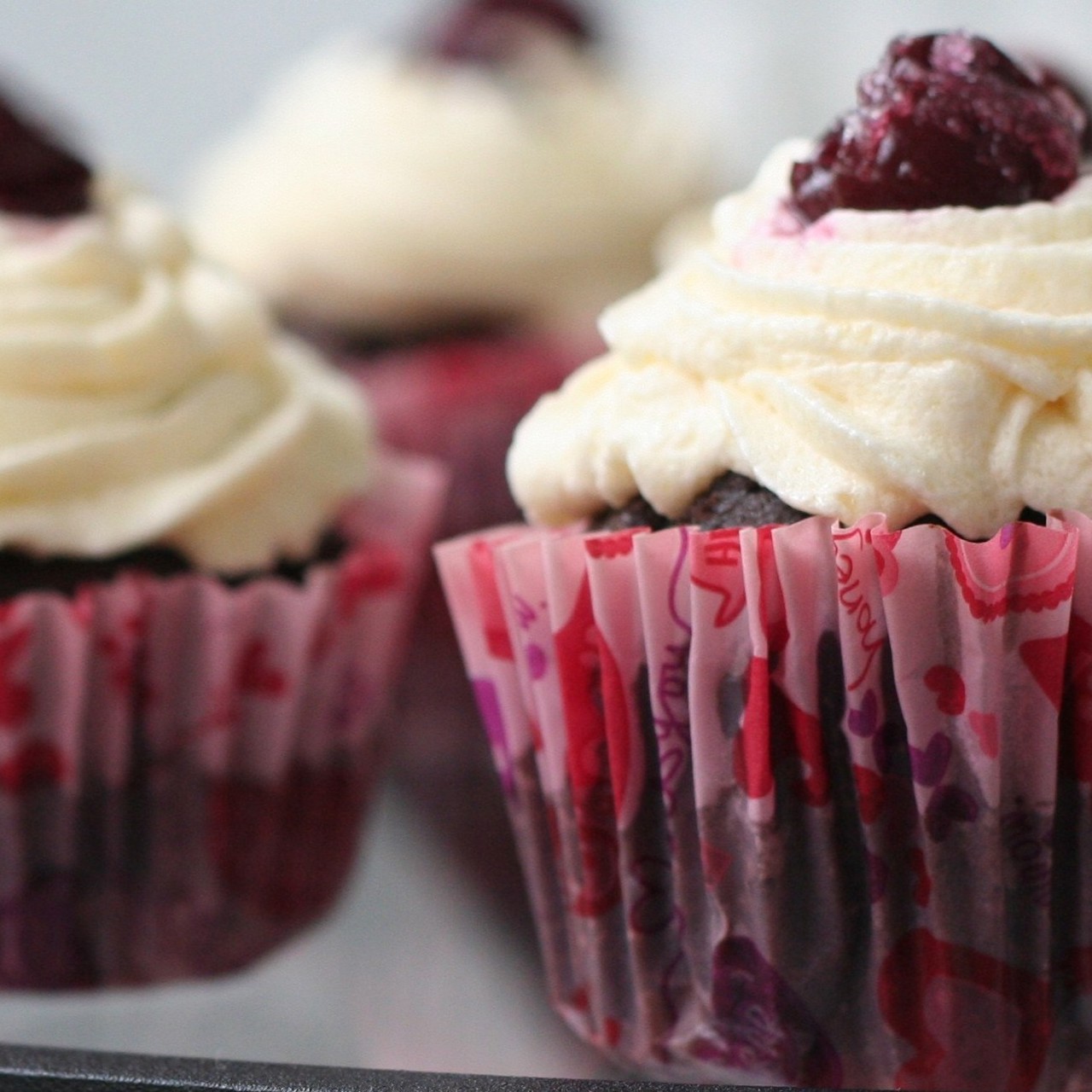 Шоколадные кексы с творожным кремом и вишней