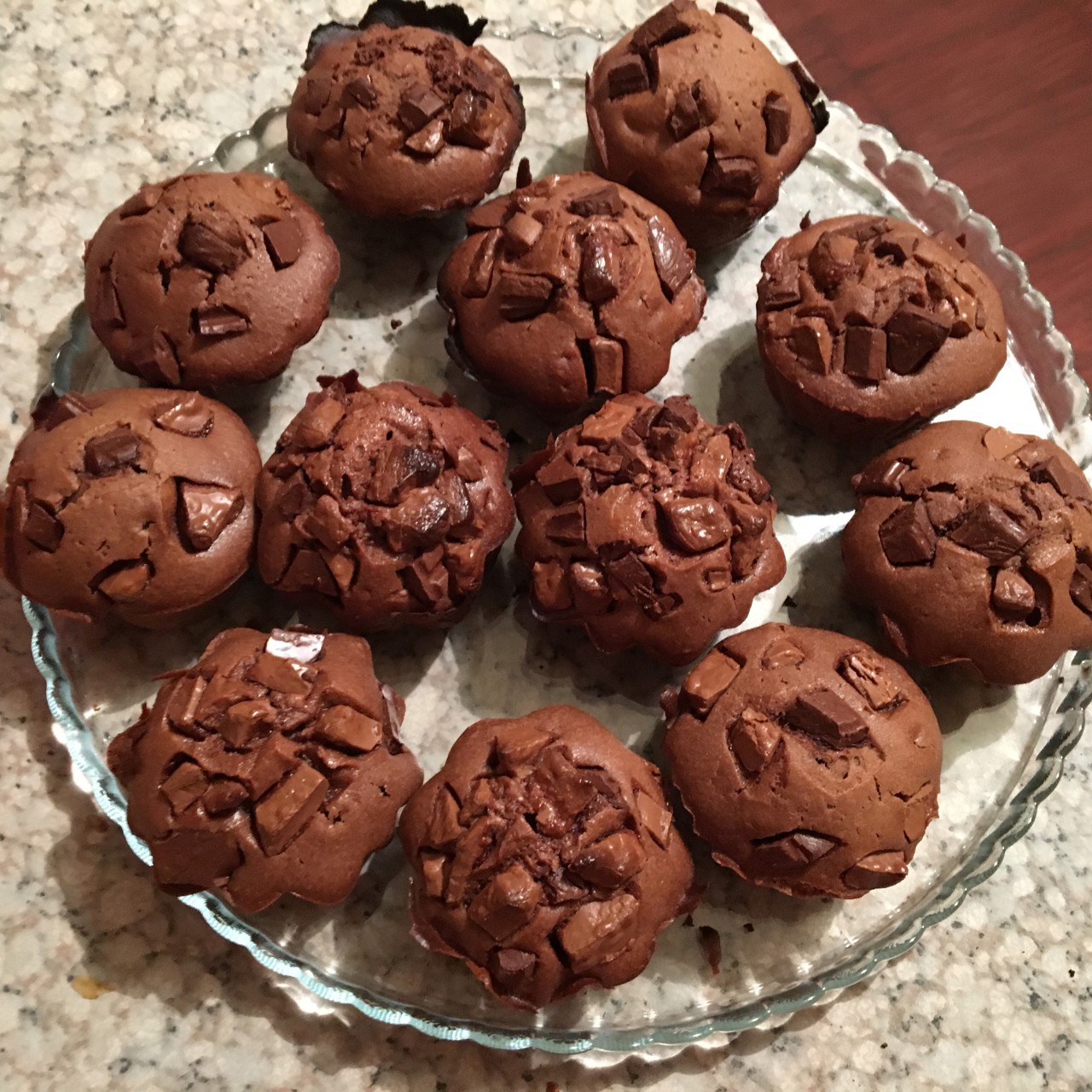 Шоколадные маффины с кусочками шоколада