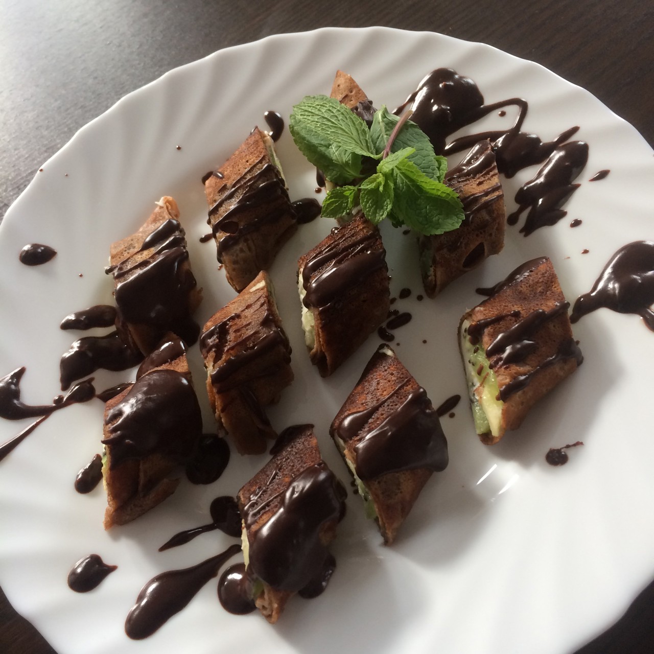 Шоколадные роллы с яблоками и апельсинами