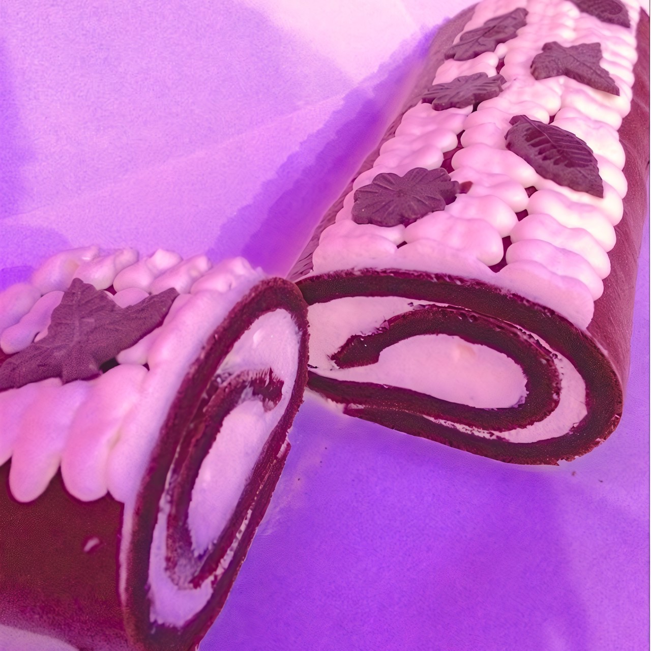 Шоколадный бисквитный рулет