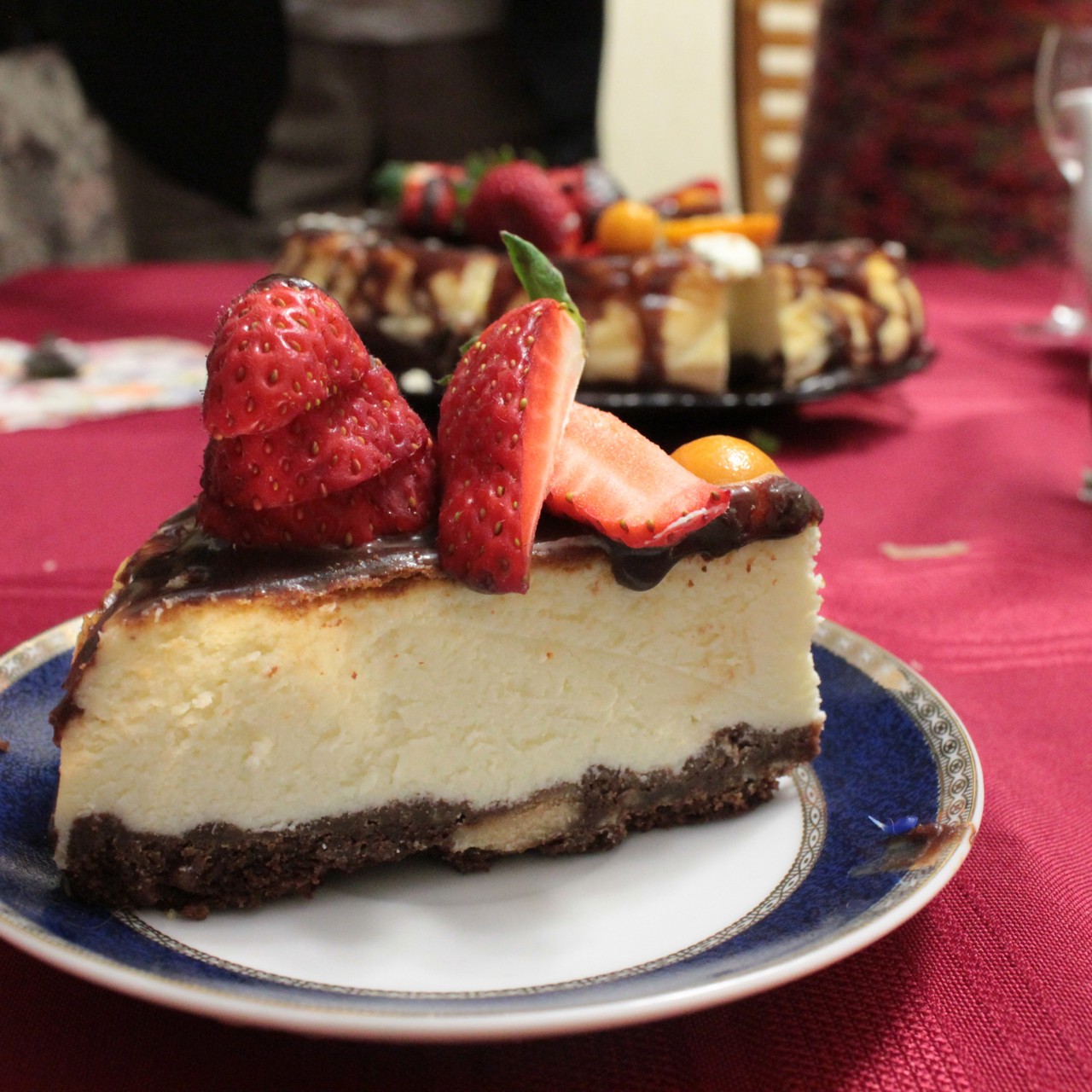 Шоколадный чизкейк в глазури с фруктами