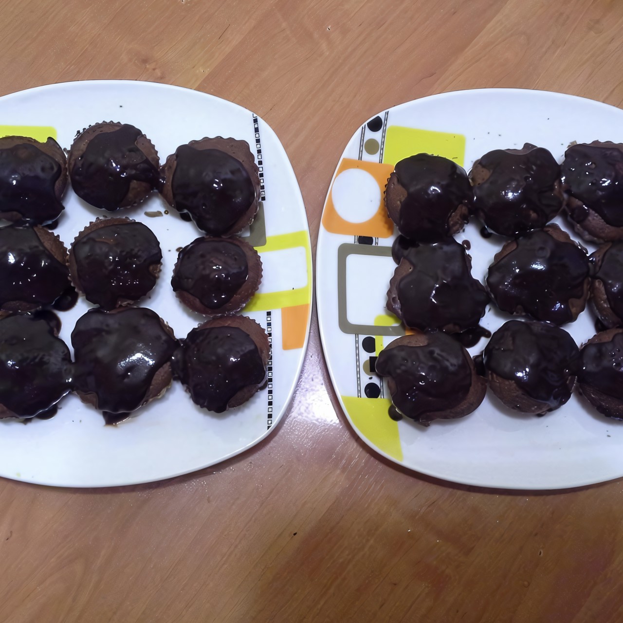 Шоколадный кекс с шоколадным соусом