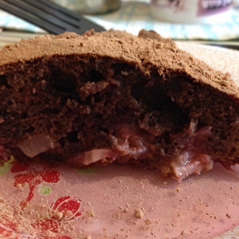 Шоколадный пирог с клубникой