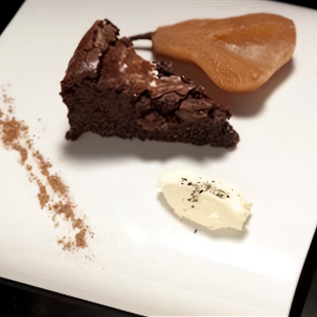 Шоколадный торт с грушами