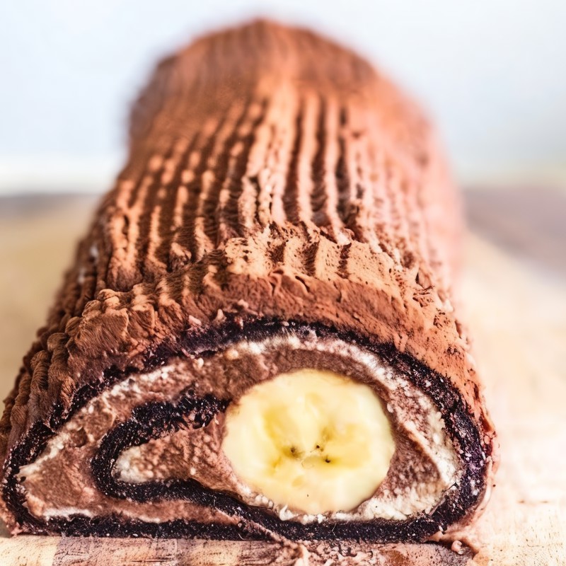 Шоколадно-банановый рулет с кремом и взбитыми сливками