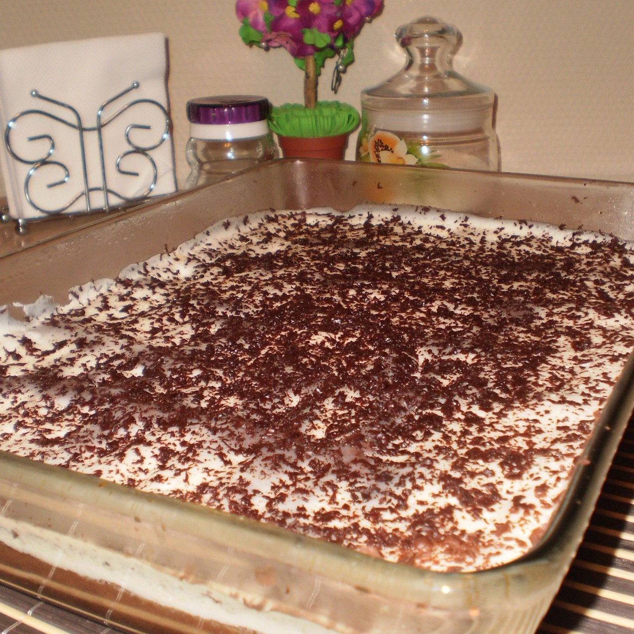 Шоколадный пирог с грушами и сметанным кремом