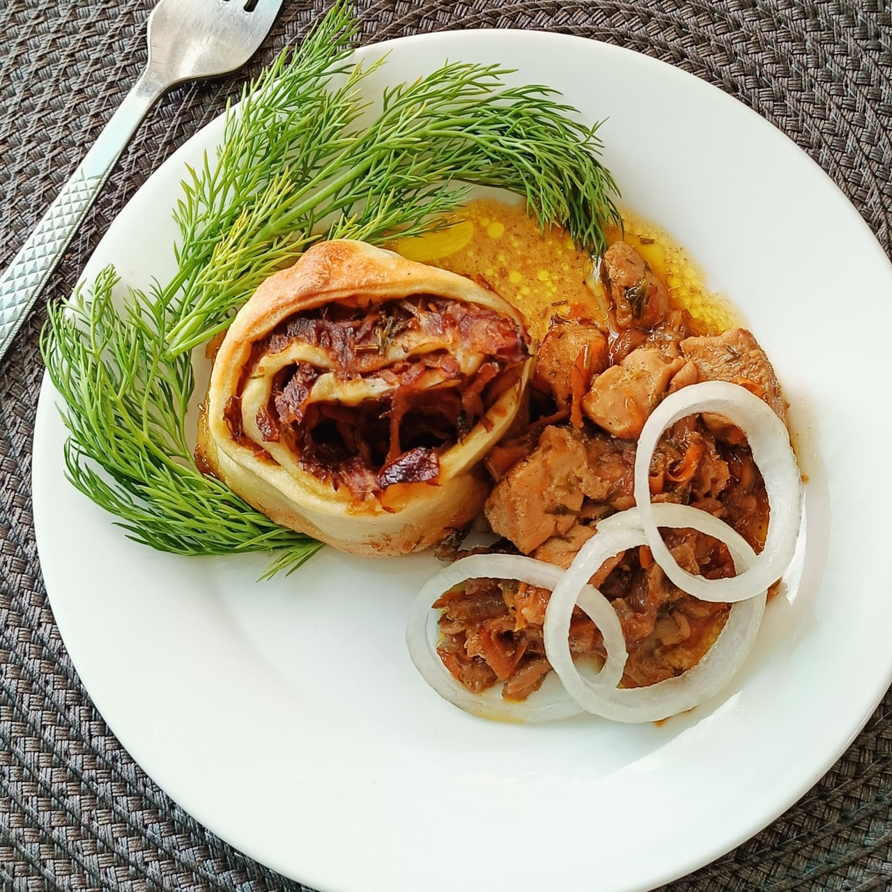 Штрудели с курицей, морковью и луком, запеченные в духовке