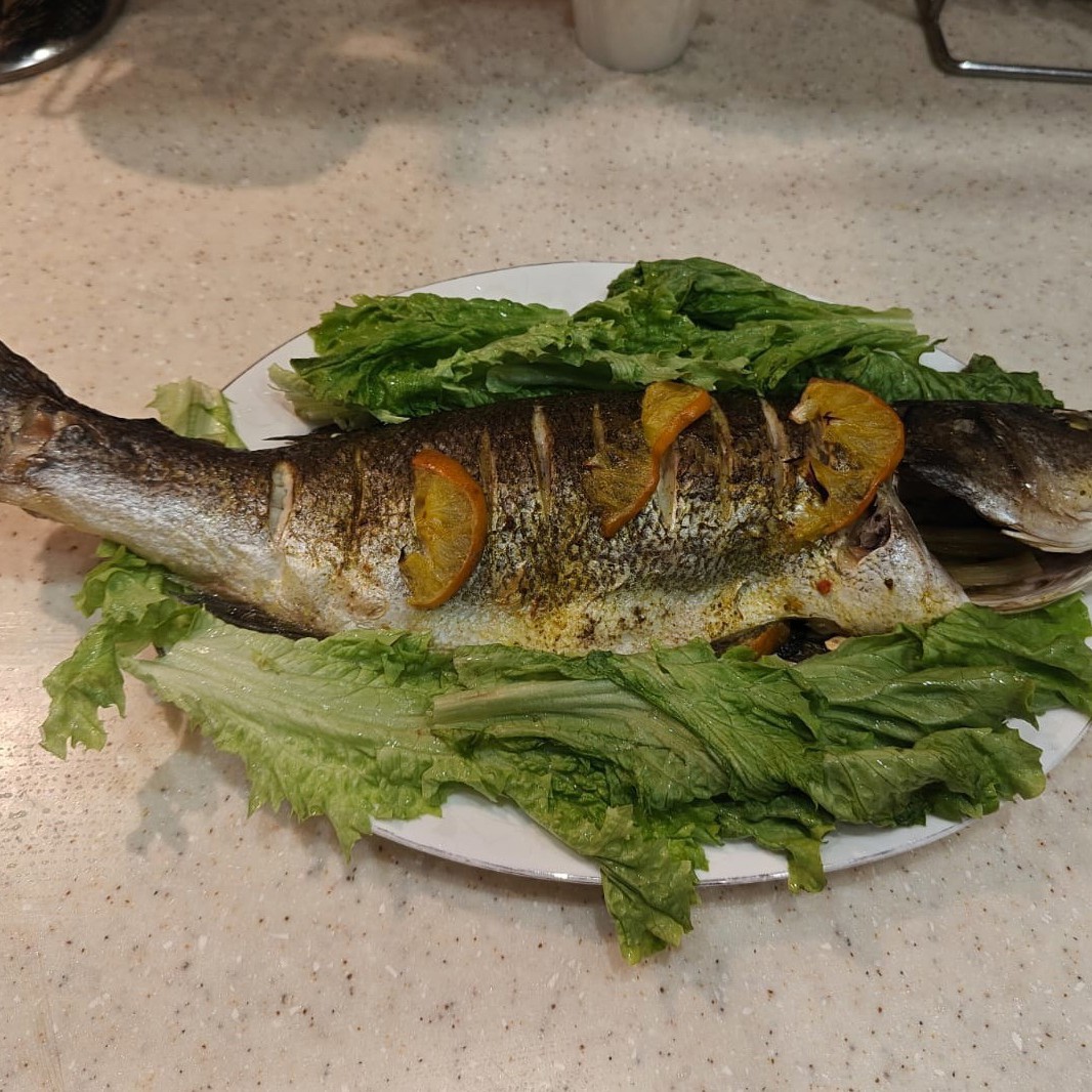 Сибас с зеленым луком