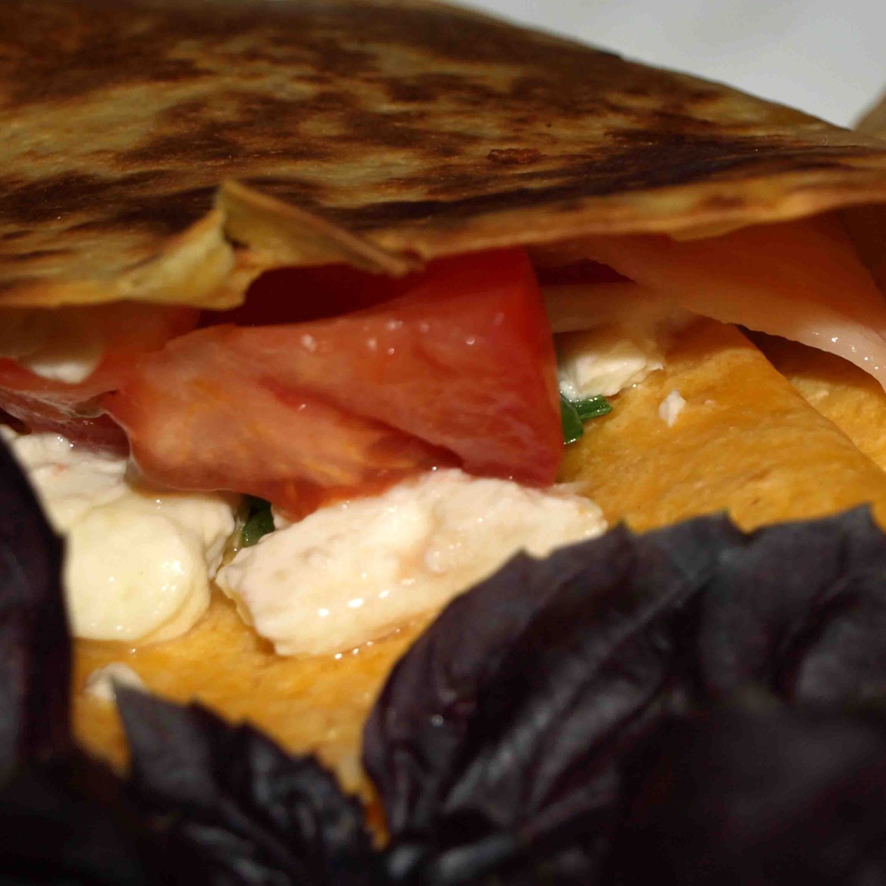 Сырная тортилья с брынзой, помидорами и беконом