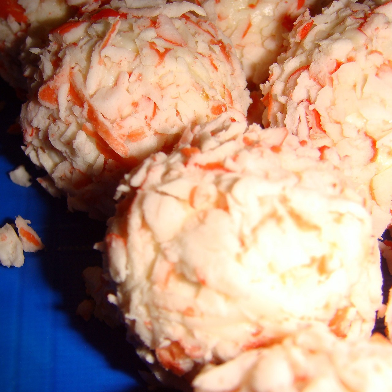 Сырные шарики с крабовыми палочками и маслинами