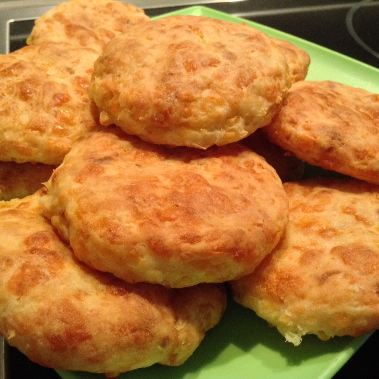 Сырные сконы