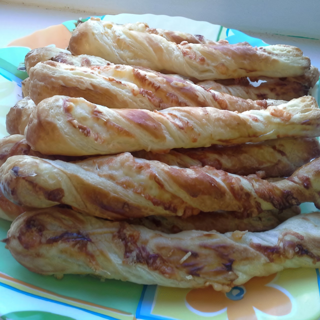 Сырные слоеные палочки