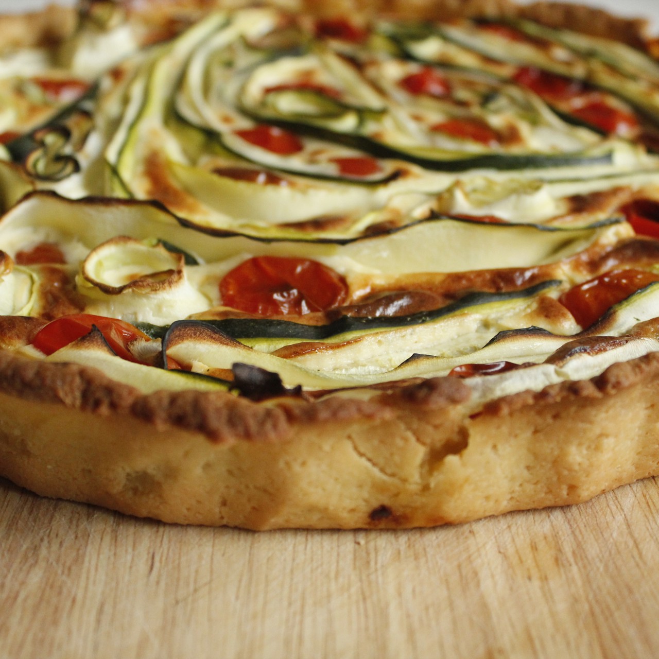 Сырный киш с черри и лепестками цукини