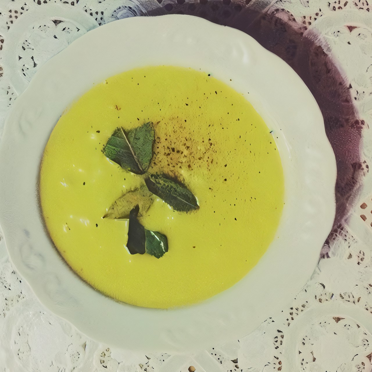 Сырный суп-пюре с черносливом и цветной капустой