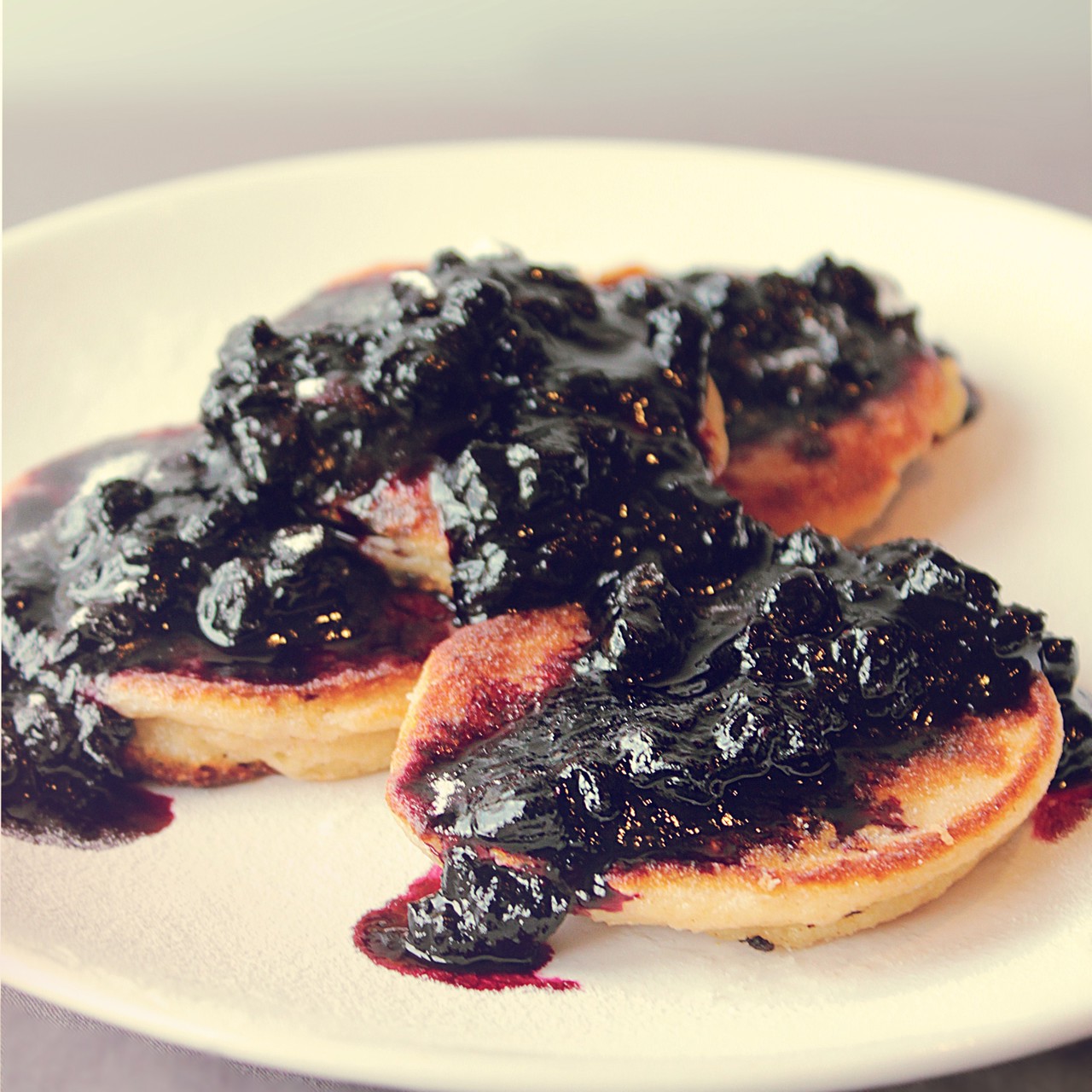 Сырники с черничным топпингом