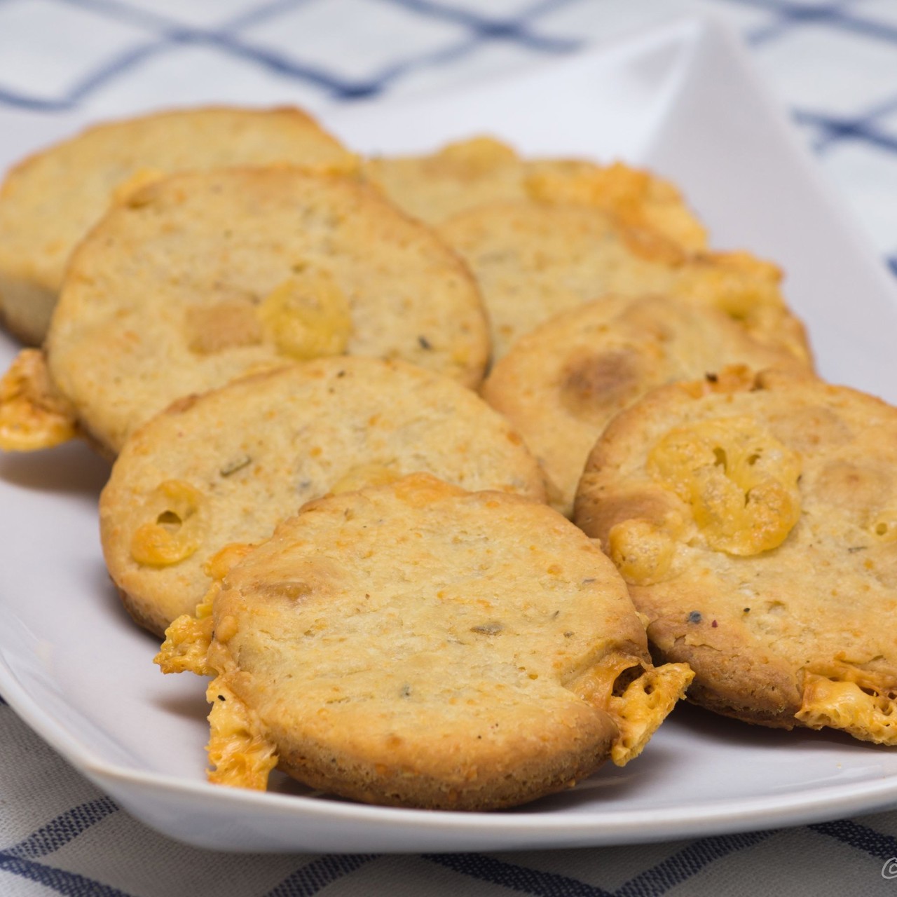 Сырное печенье с розмарином и черным перцем