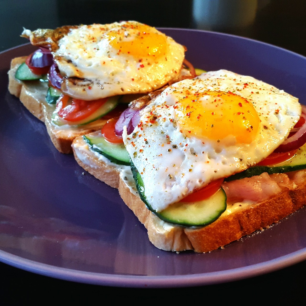 Сэндвич с беконом, яйцом и красным луком