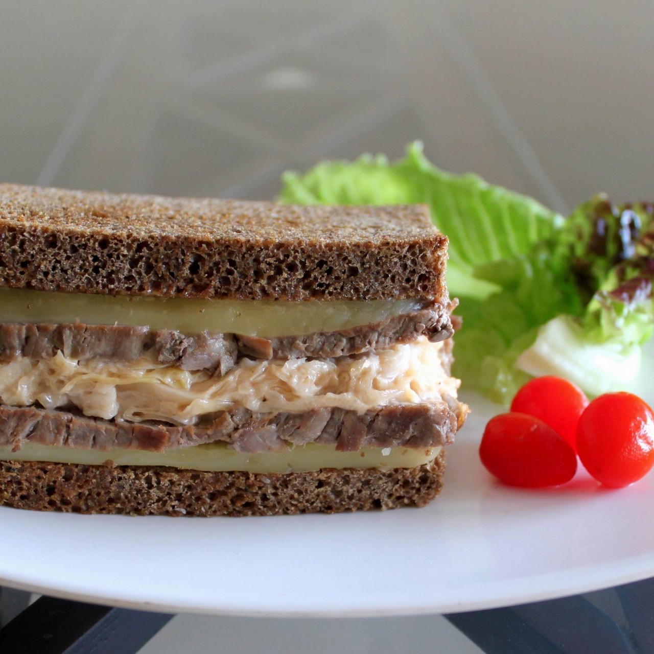 Сэндвич с говядиной и квашеной капустой