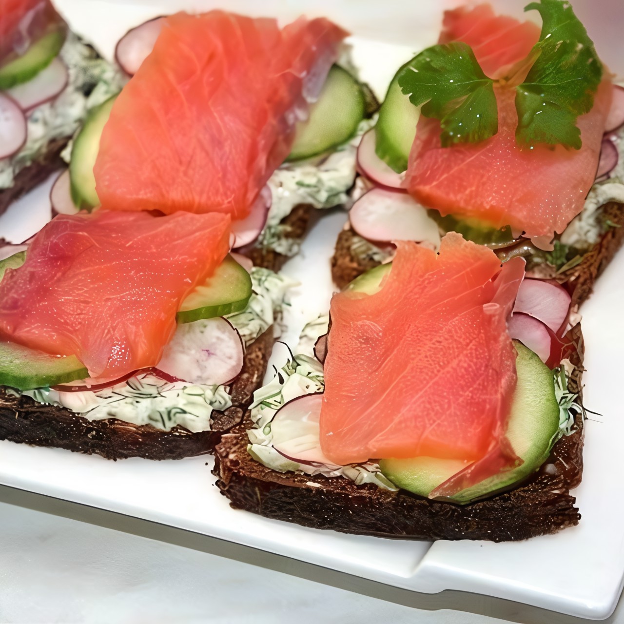 Сэндвич с семгой и свежими овощами