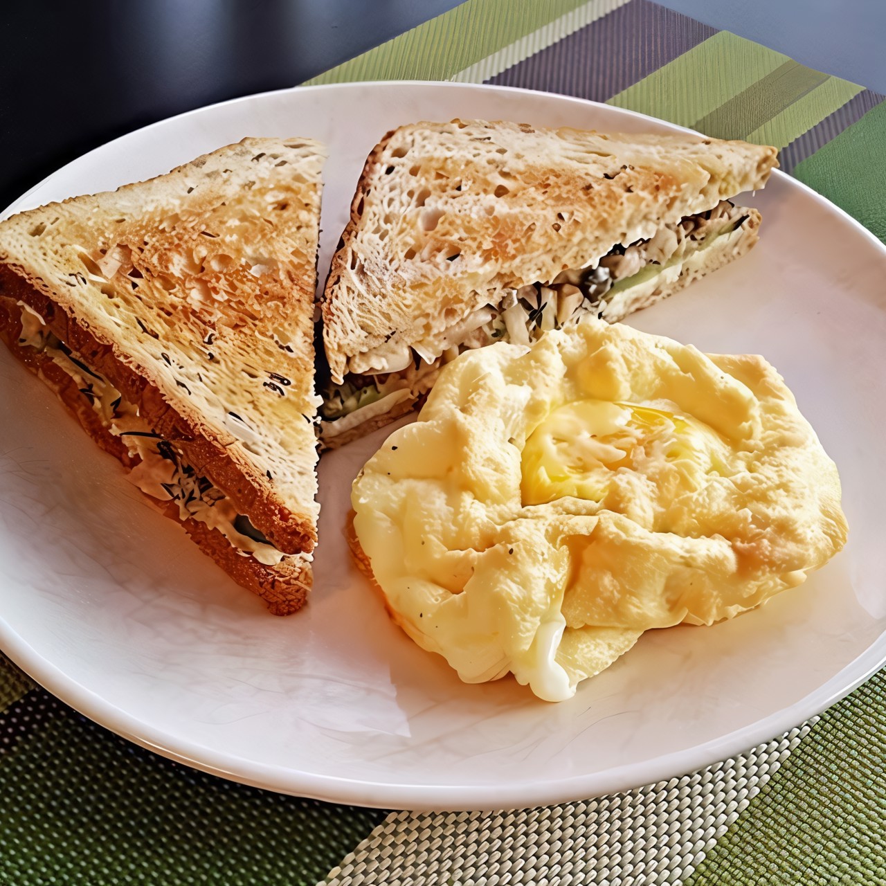 Сэндвич с тунцом и яичным облаком