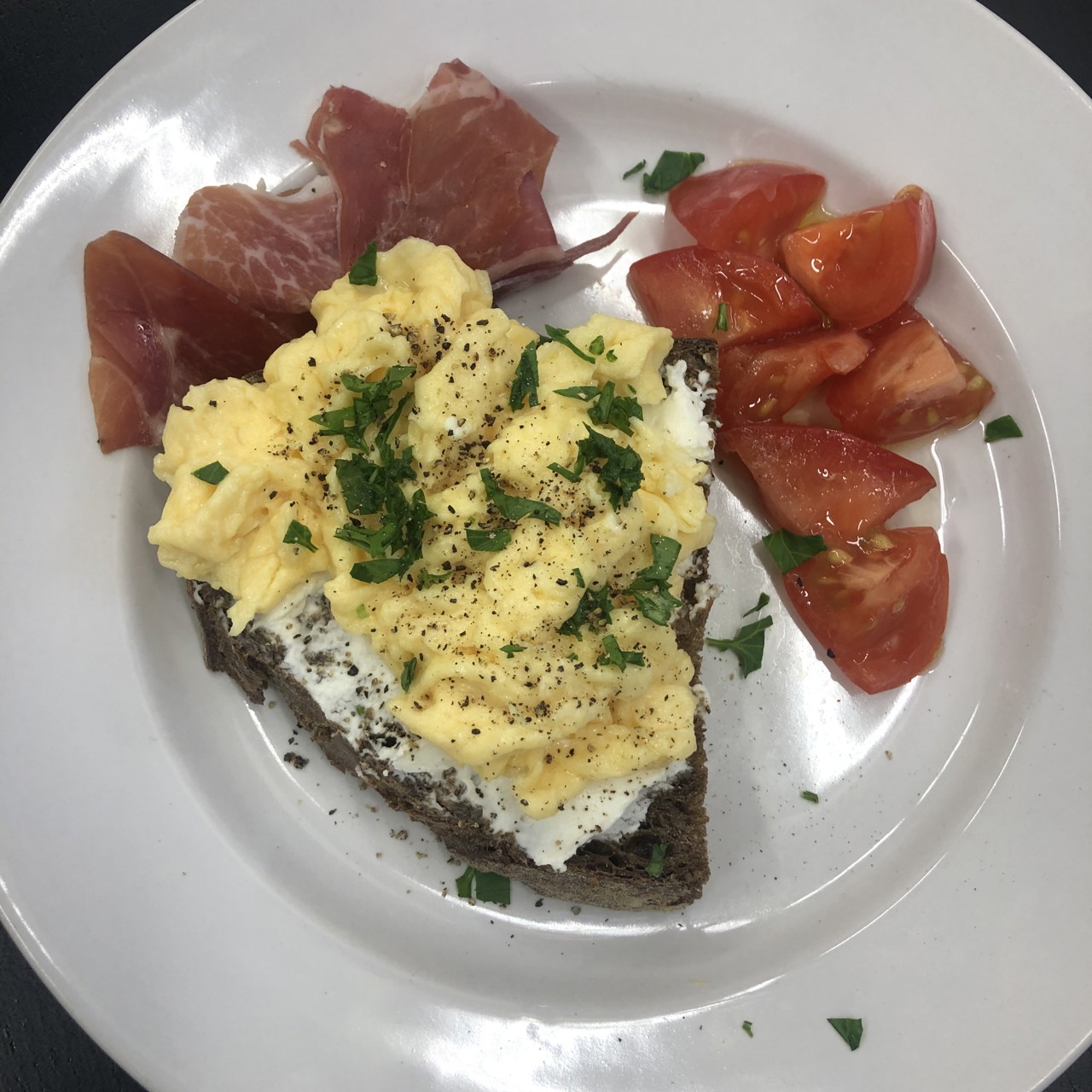 Скрэмбл с тостом и хамоном