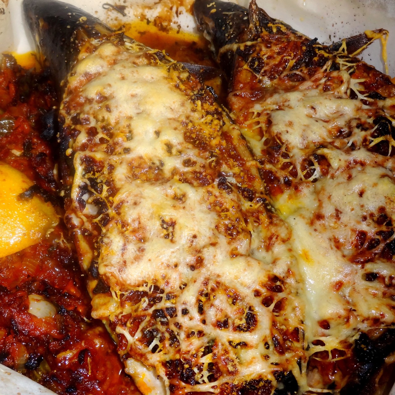 Скумбрия, фаршированная овощами