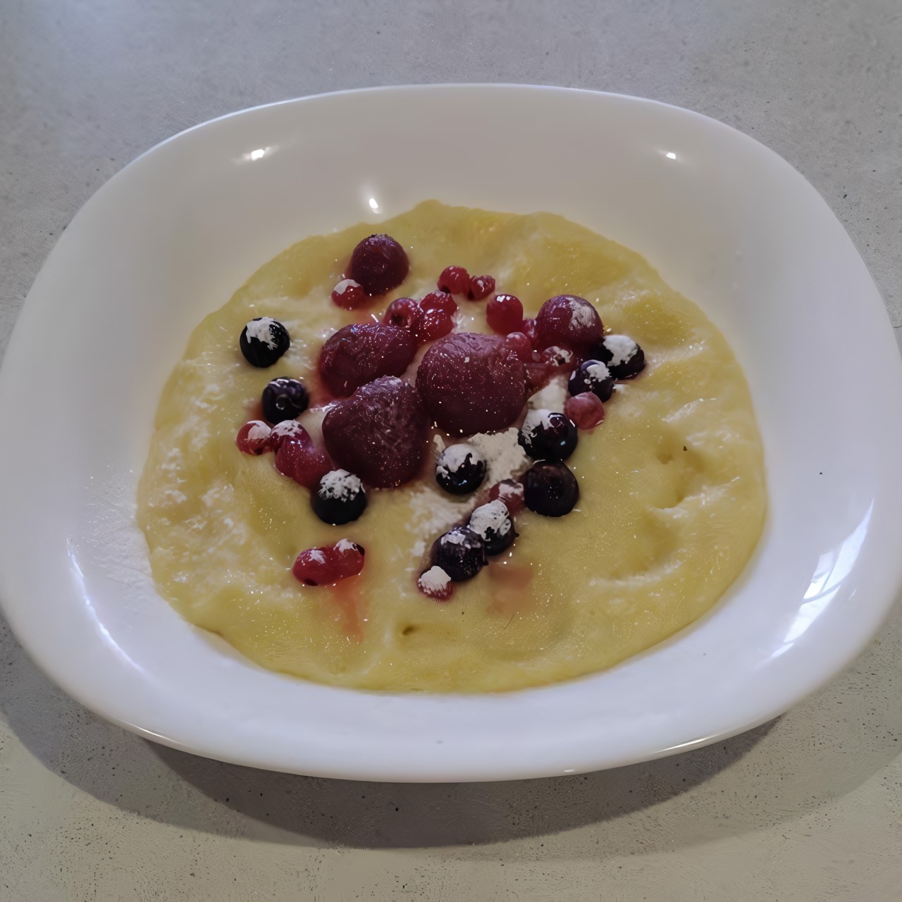 Сладкая полента с ягодами