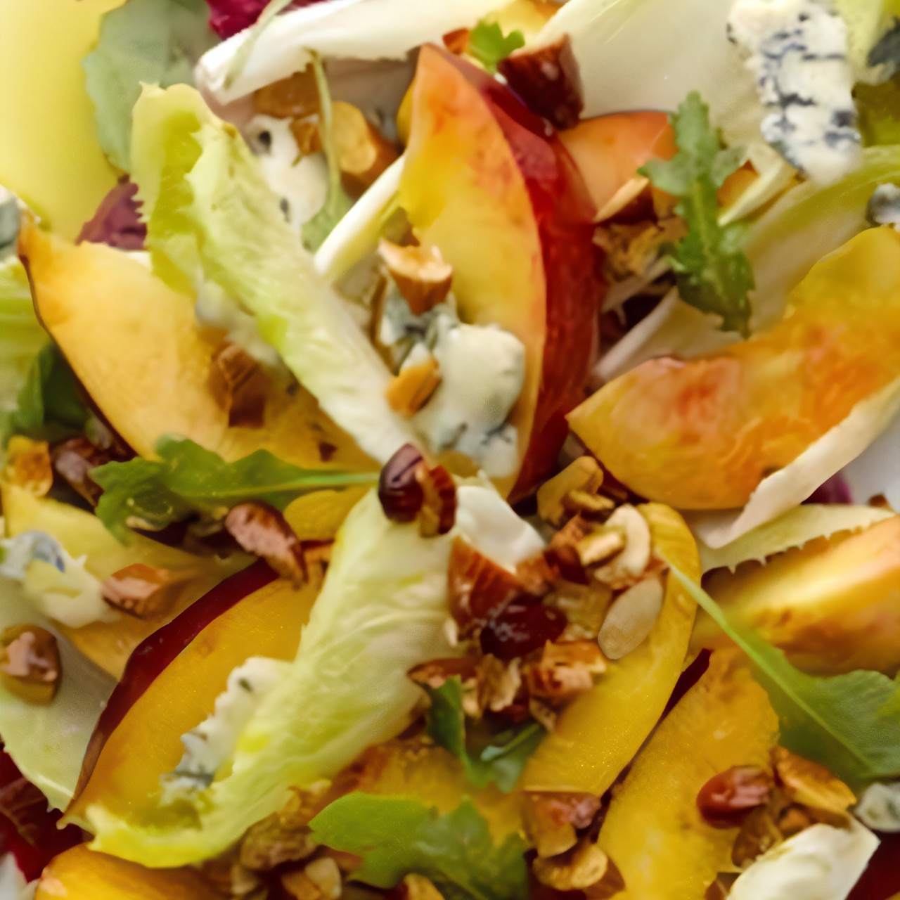 Сладкий летний салат с нектаринами и свеклой