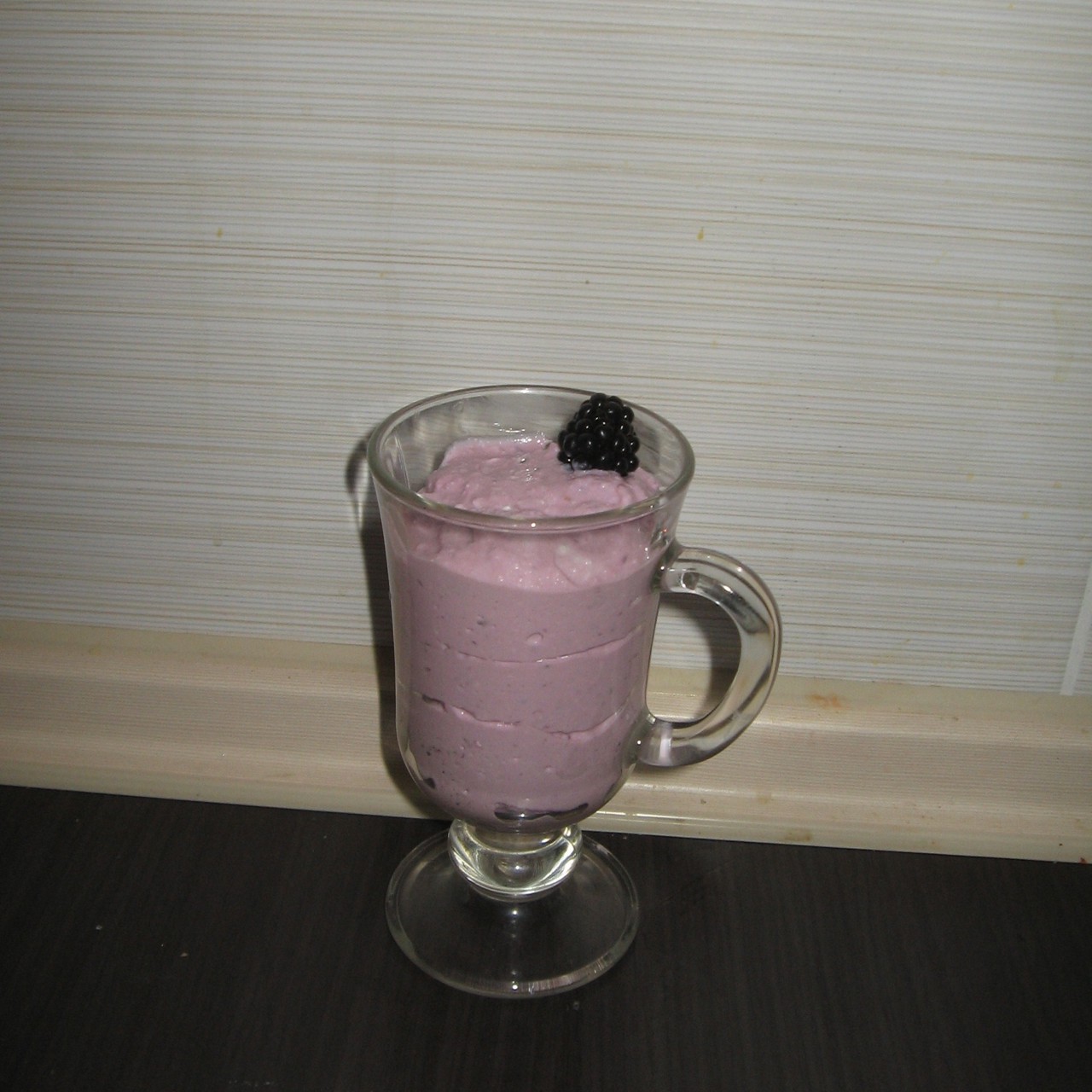 Сладкий творог с ежевикой