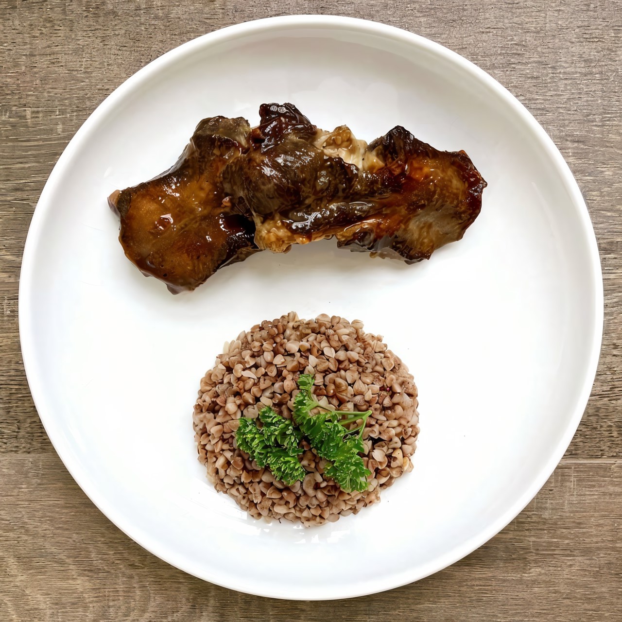 Слайсы из говяжьего языка с гречкой