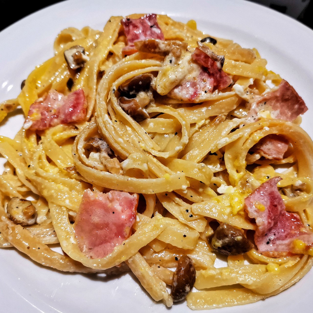 Сливочная паста с беконом и грибами шимеджи