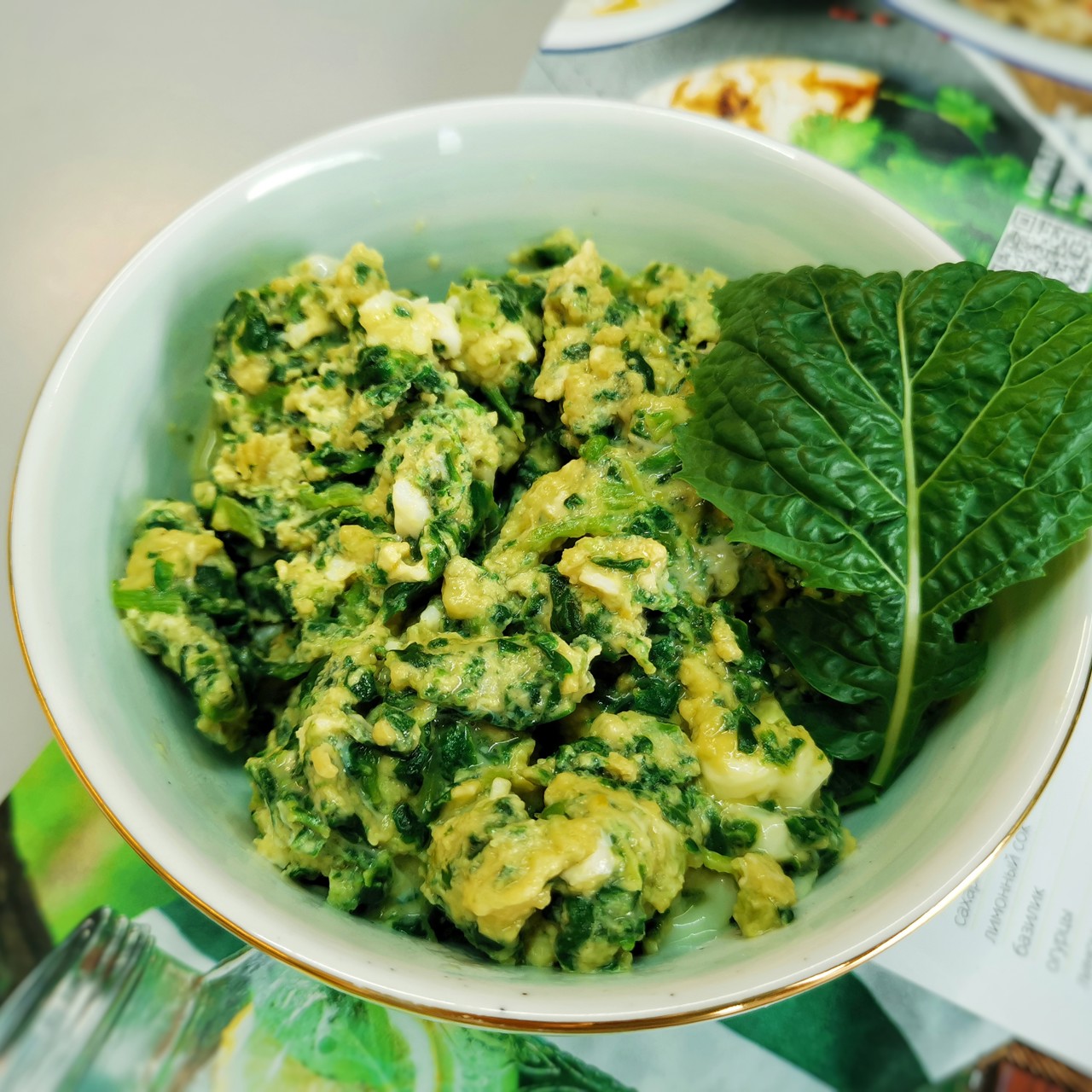 Сливочная яичница со шпинатом