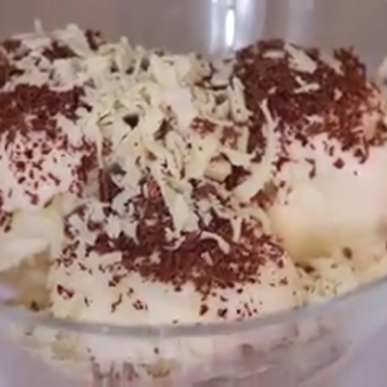 Сливочно-ванильное мороженое с белым и черным шоколадом