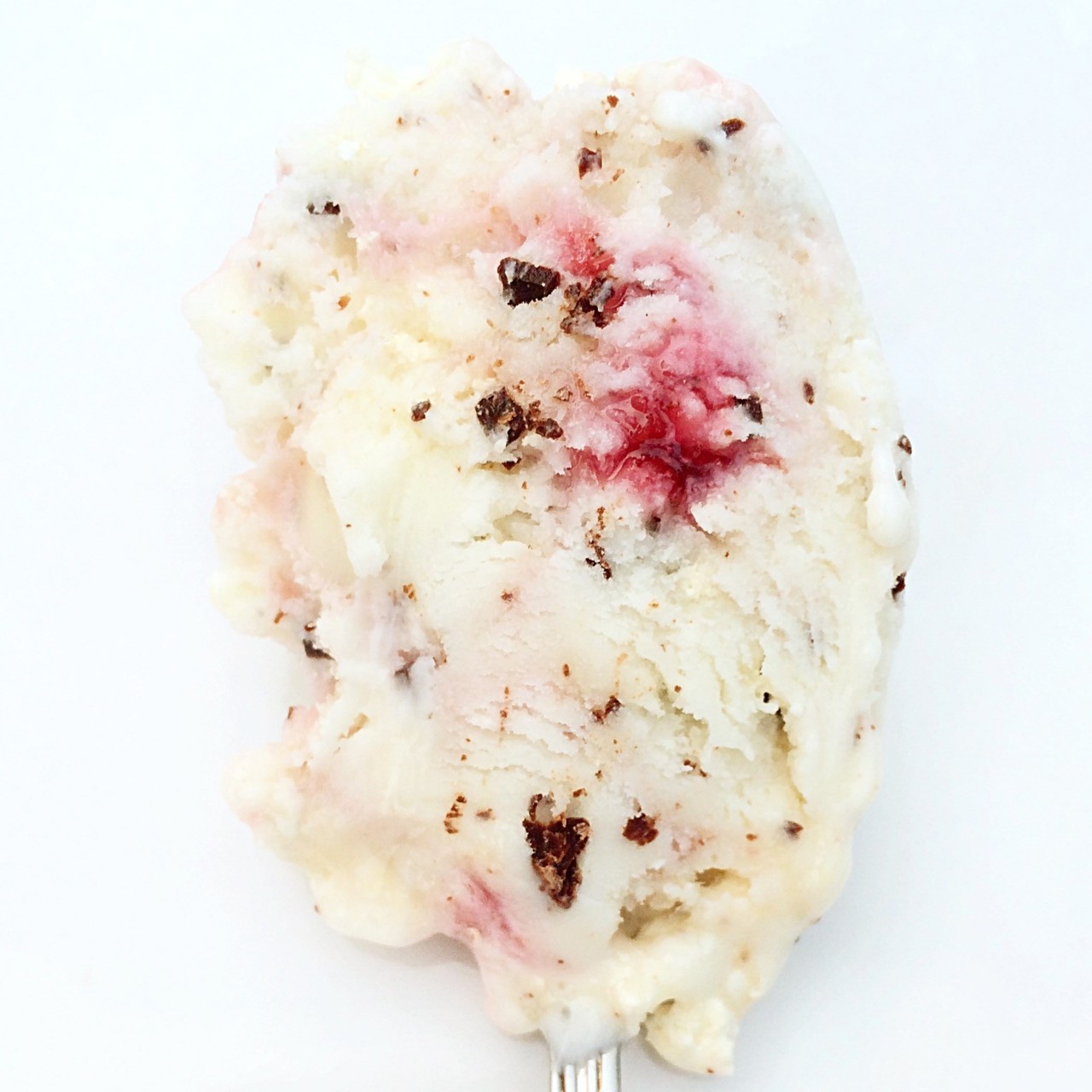 Сливочное мороженое с меренгами, шоколадной крошкой и малиновой прослойкой