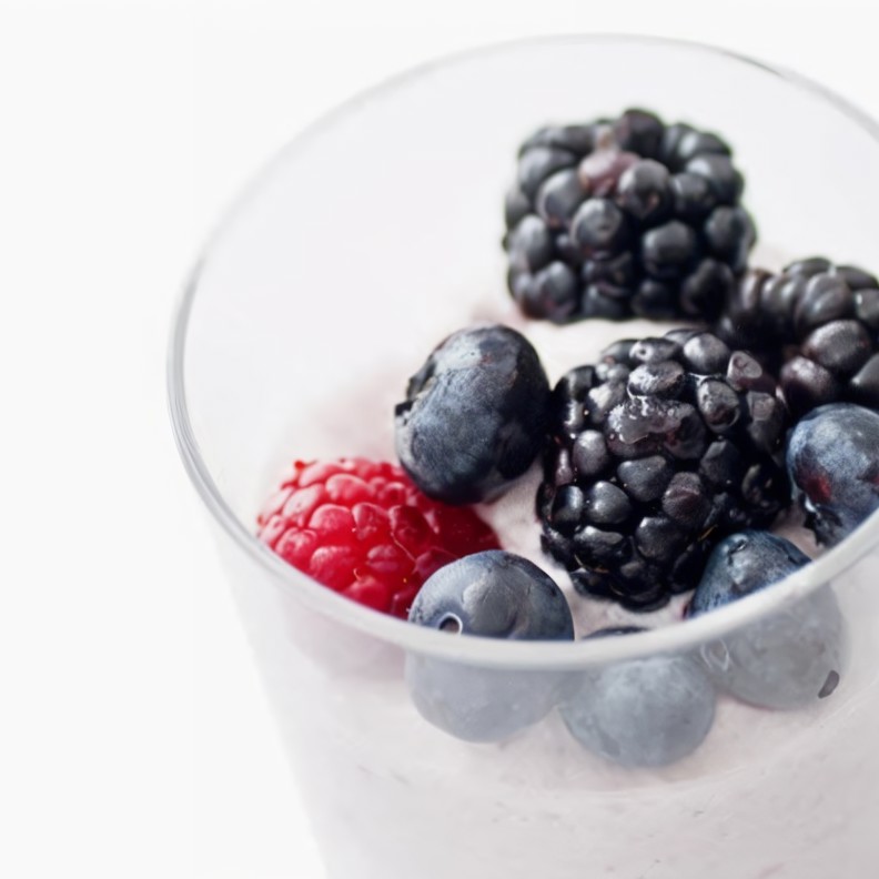 Сливочный пудинг с ягодами