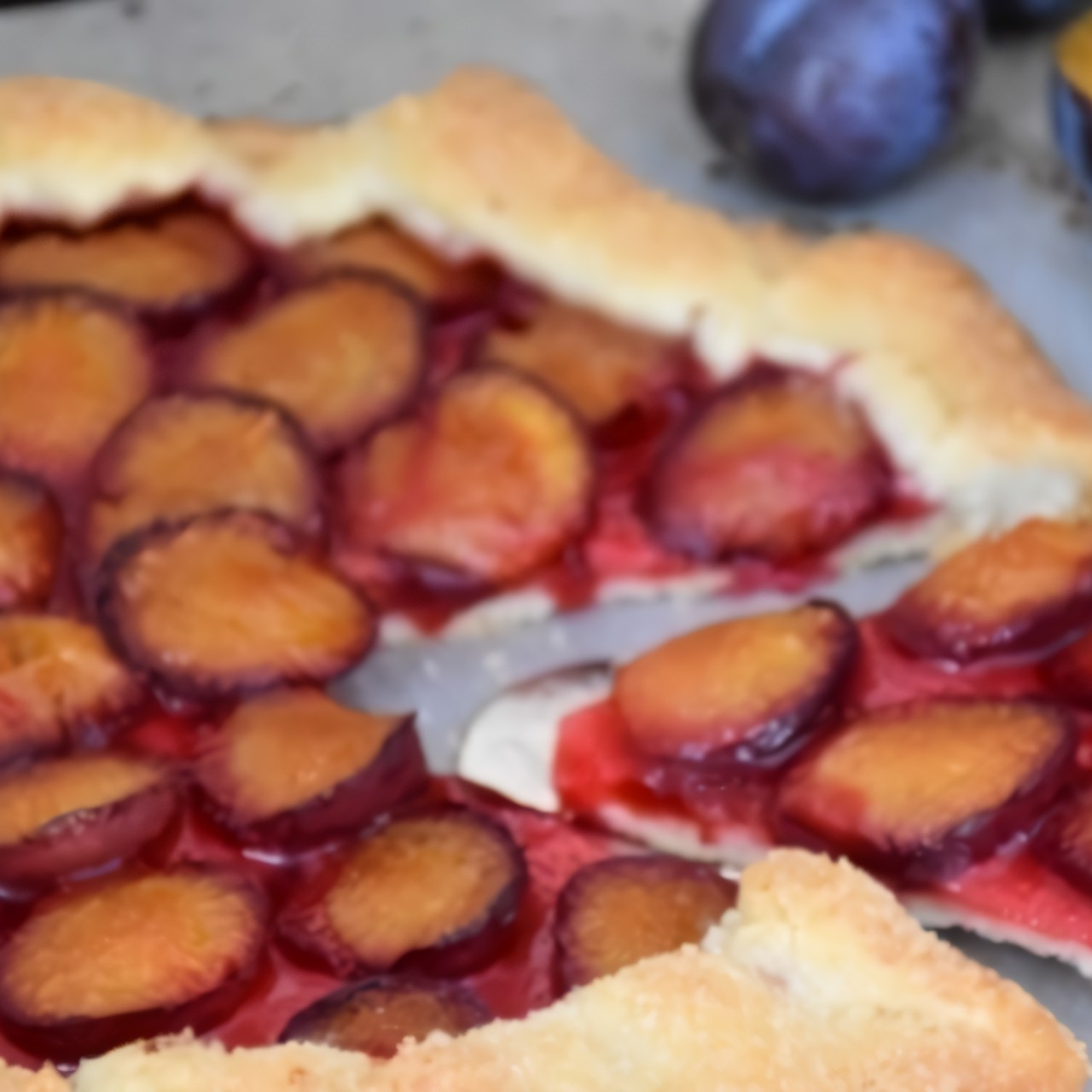 Сливовая галета с пряной ореховой начинкой