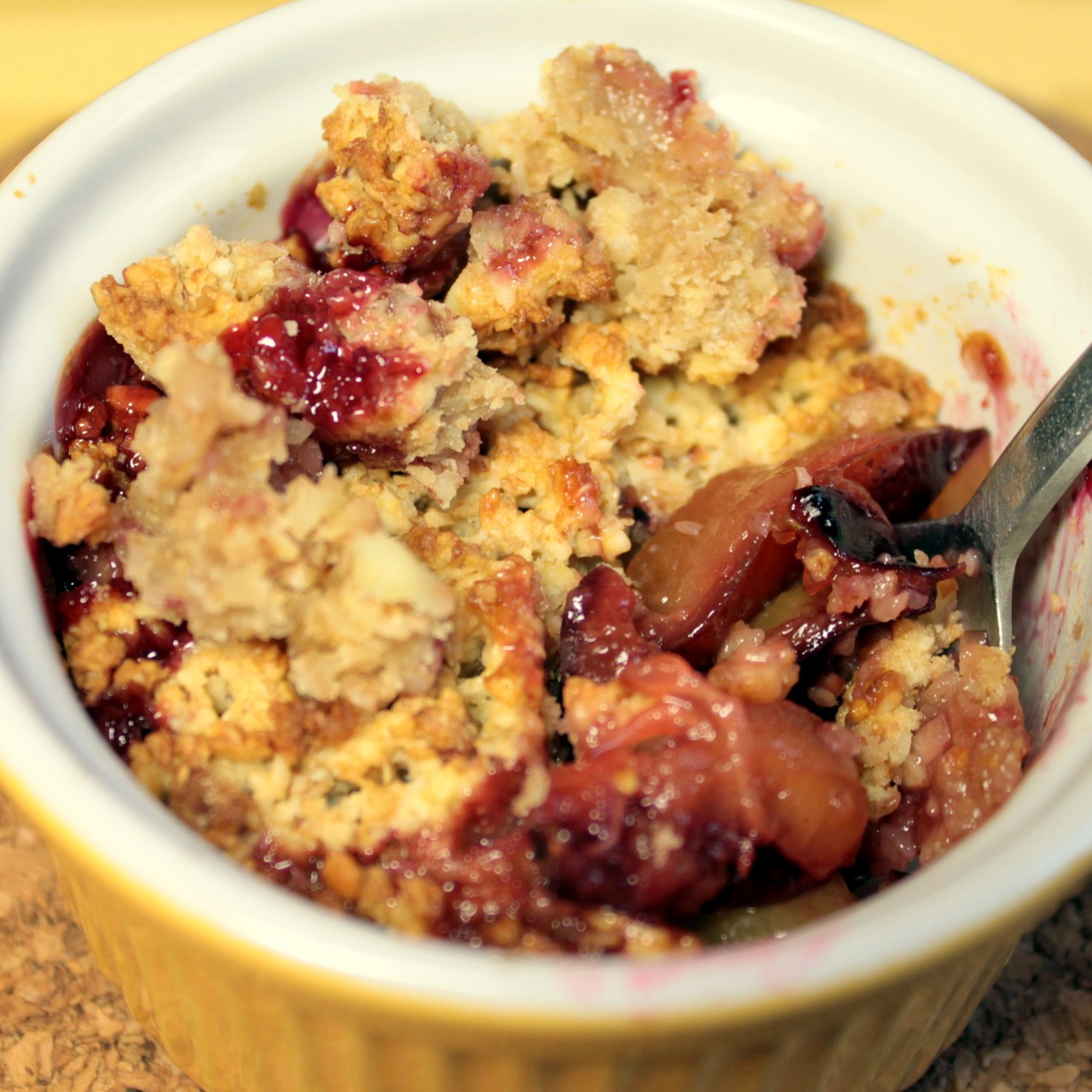 Сливовый крамбл с джемом