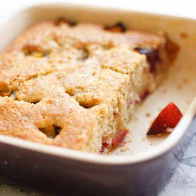 Сливовый пирог с вином и кардамоном