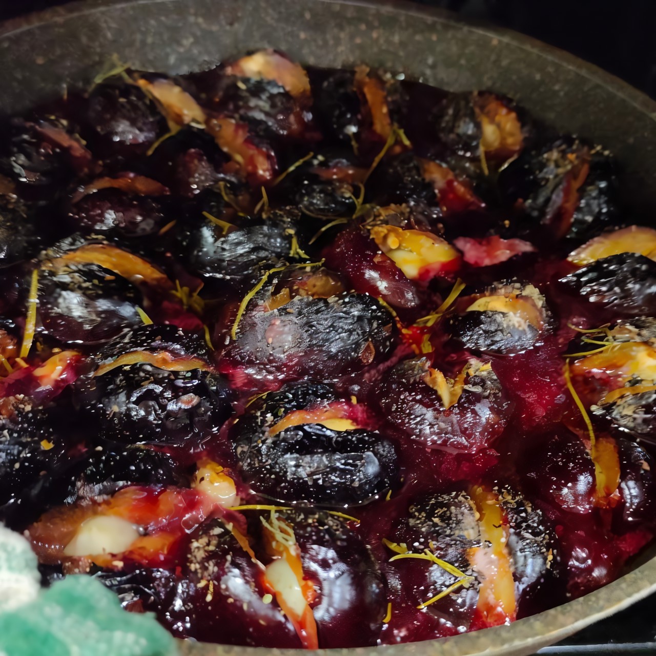 Сливы, запеченные с чесноком и розмарином