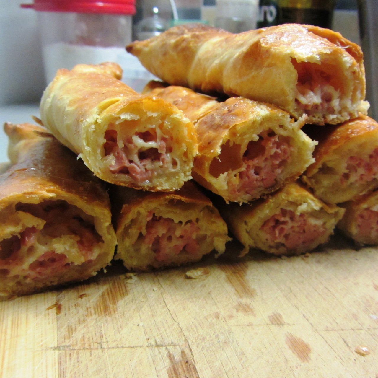 Слоеные косички с курицей и сыром