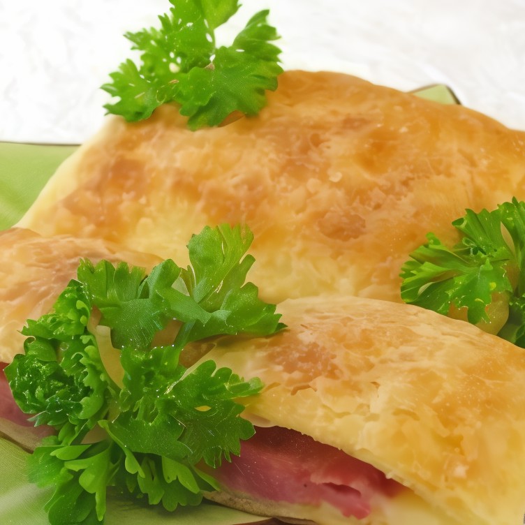 Слоеные пирожки с сыром и ветчиной