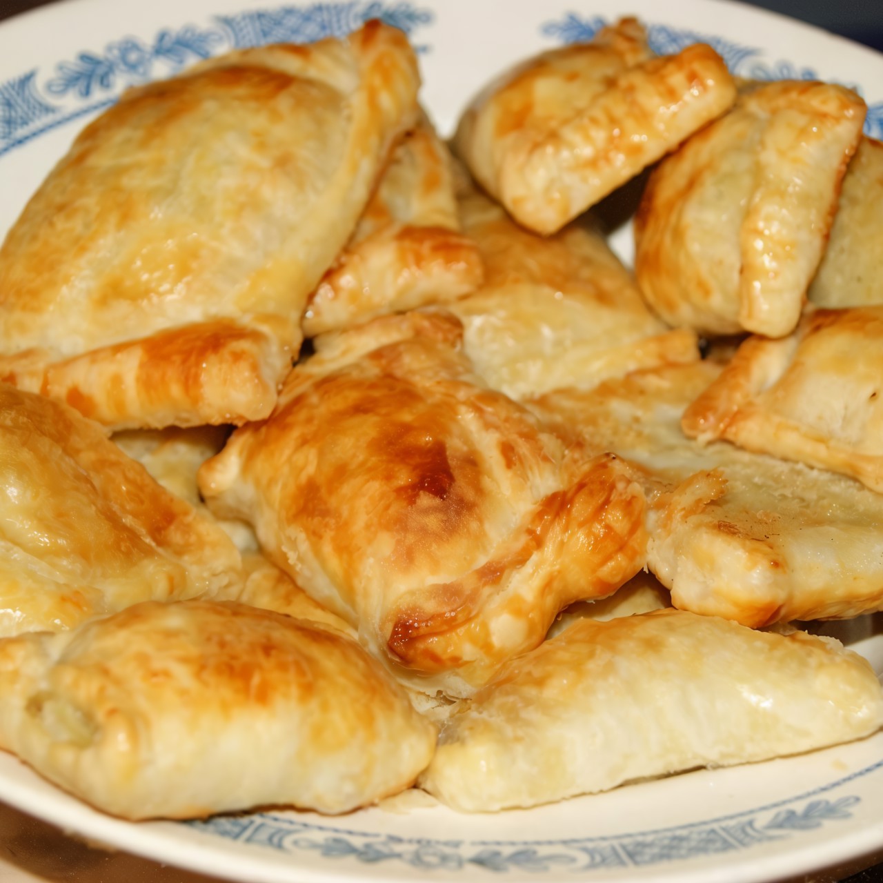 Слоеные пирожки с жареной капустой и луком