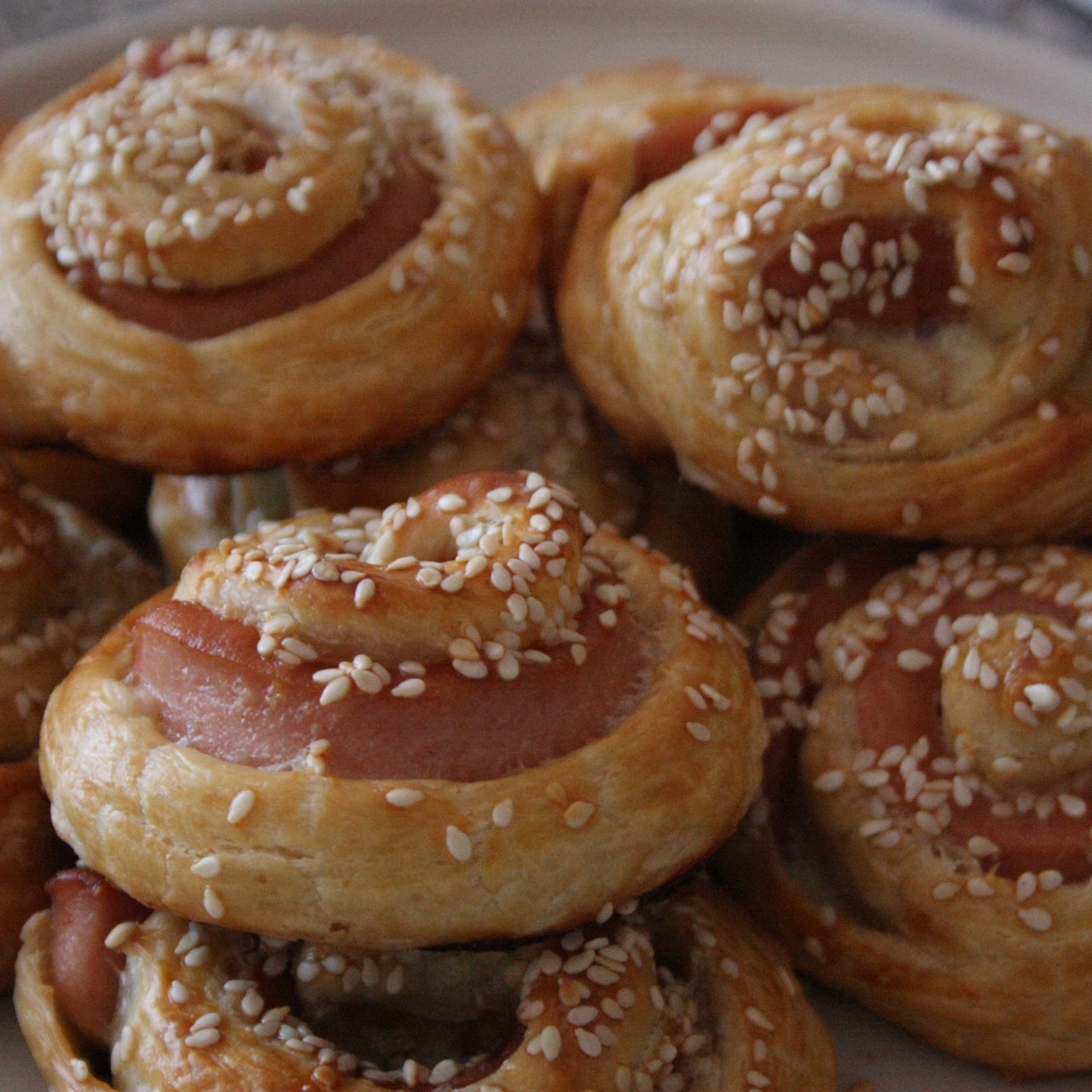 Слоеные рулетики с сосисками