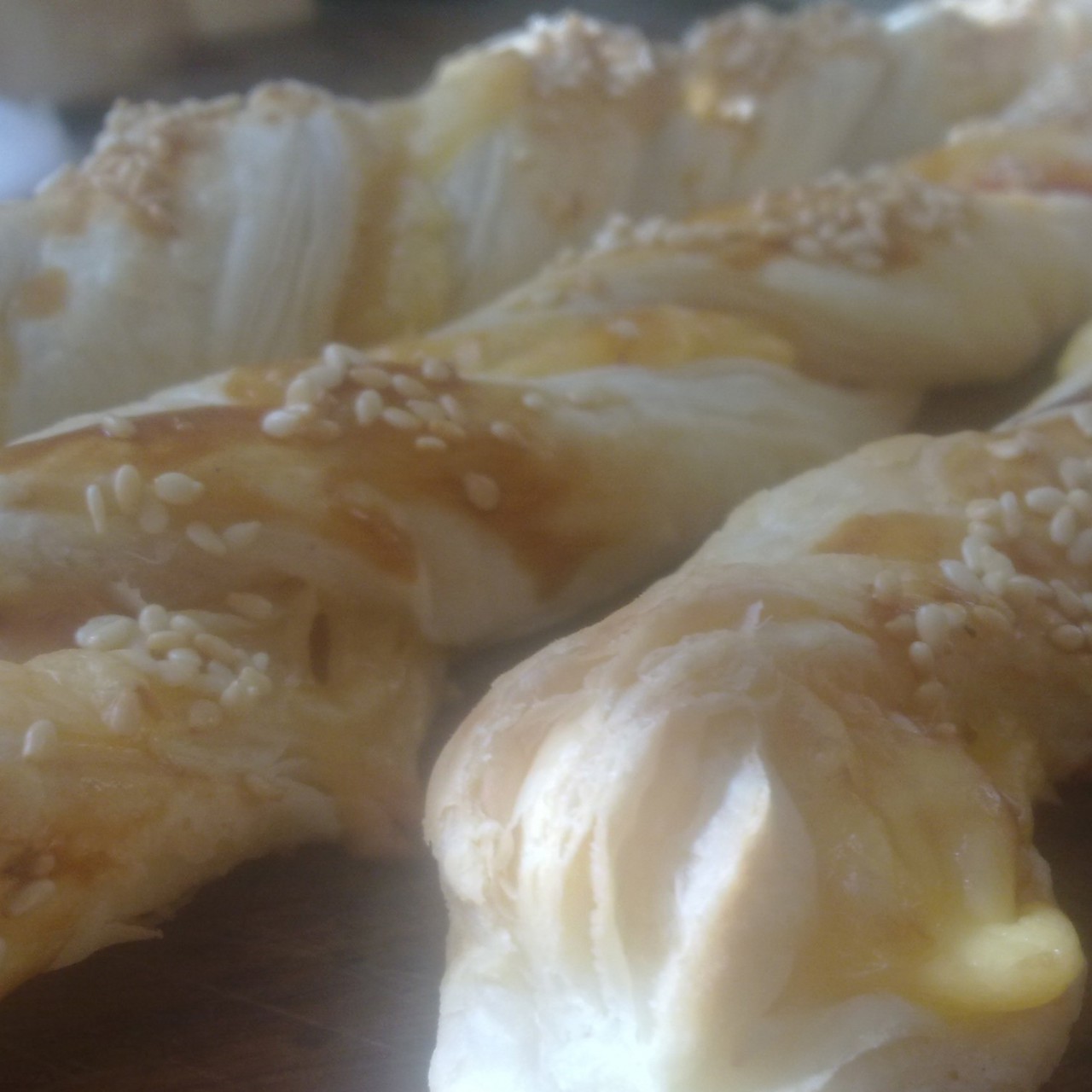 Слоеные спиральки с колбасой и сыром