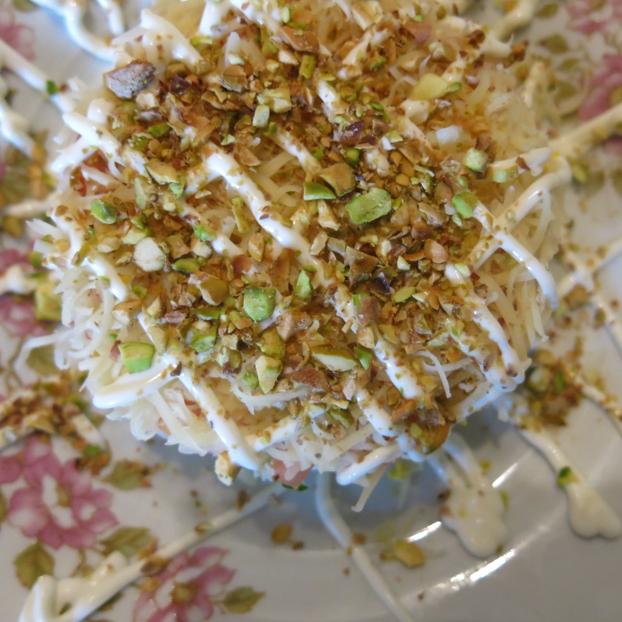 Слоеный куриный салат с овощами и фисташками