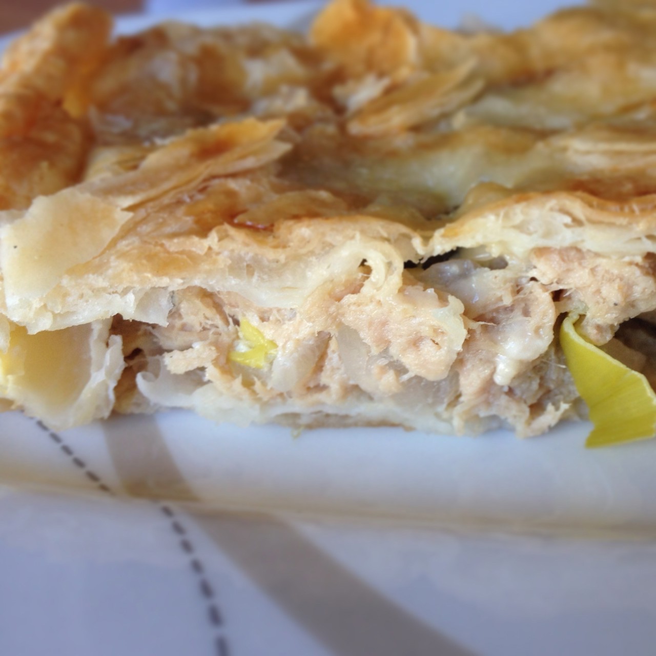 Слоеный пирог с тунцом, луком-пореем и солеными огурцами