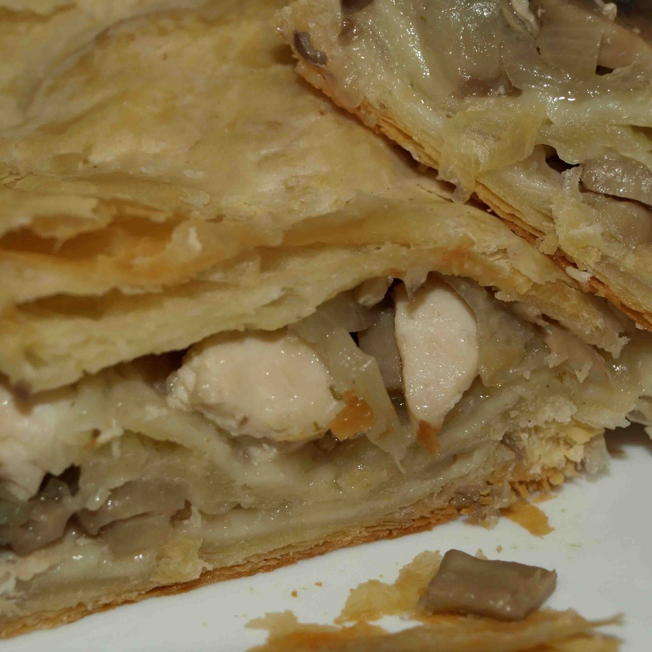 Слоеный рулет с курицей и грибами